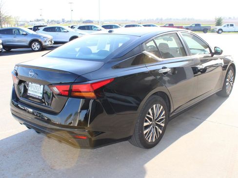 Used 2025 Nissan Altima 2.5 SV image 7
