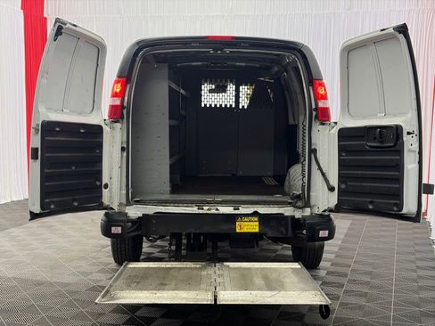 Used 2021 Chevrolet Express 3500 w/ Driver Convenience Package RWD image 18