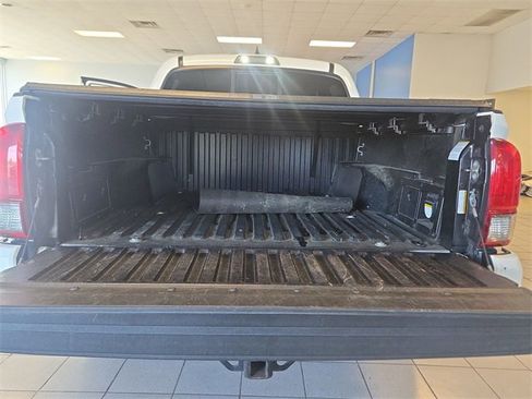 Used 2016 Toyota Tacoma TRD Sport image 21