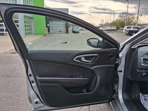 Used 2015 Chrysler 200 Limited image 15