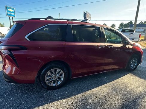 Used 2025 Toyota Sienna XLE image 5