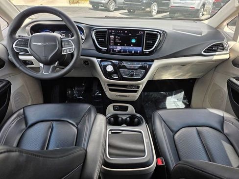 Used 2023 Chrysler Pacifica Touring-L FWD image 20
