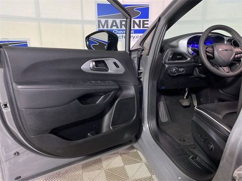 Used 2025 Chrysler Pacifica Limited image 29