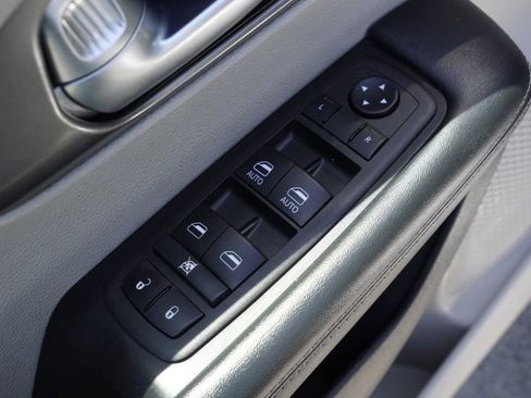 Certified 2023 Chrysler Pacifica Touring-L FWD image 12