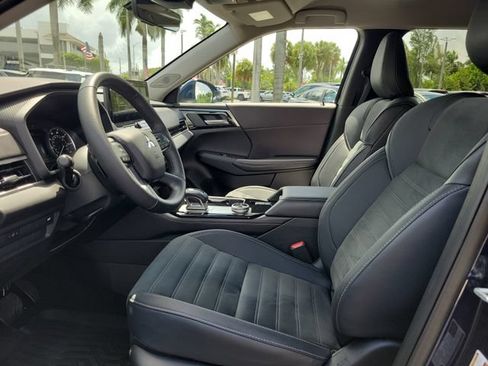 Used 2025 Mitsubishi Outlander SE FWD image 17