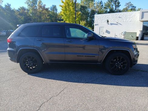 Used 2017 Jeep Grand Cherokee Altitude image 4