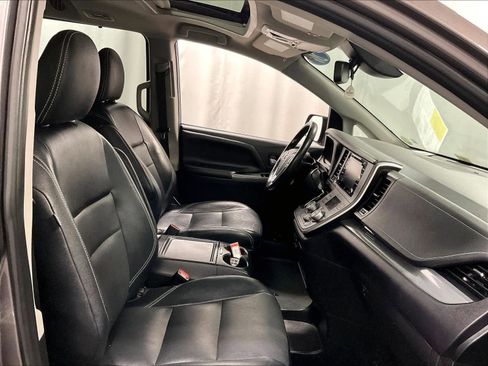 Used 2020 Toyota Sienna SE w/ SE Preferred Package image 11