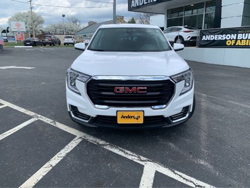 Used 2023 GMC Terrain SLE image 2