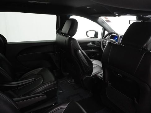 Used 2024 Chrysler Pacifica Select image 35