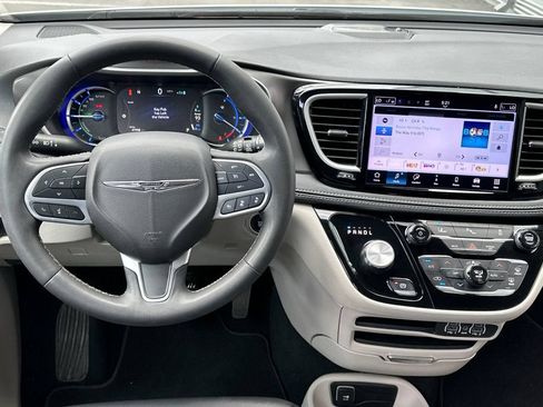 Used 2024 Chrysler Pacifica Limited FWD image 14
