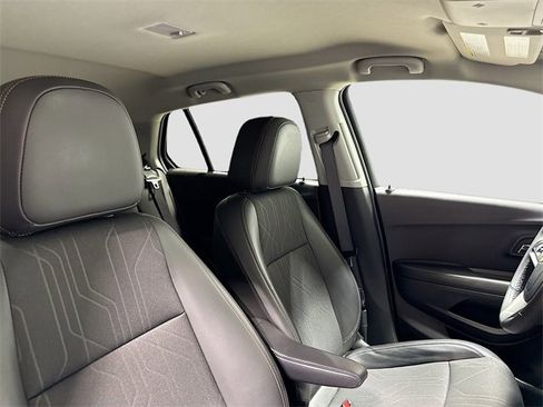 Used 2022 Chevrolet Trax LT w/ LT Convenience Package image 27