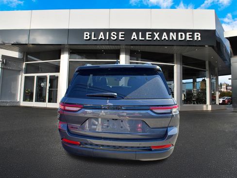 Used 2024 Jeep Grand Cherokee Altitude AWD/4WD image 4