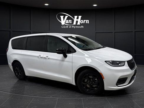 Used 2024 Chrysler Pacifica Select image 40