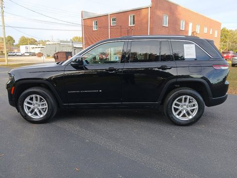 Certified 2023 Jeep Grand Cherokee Laredo X image 11