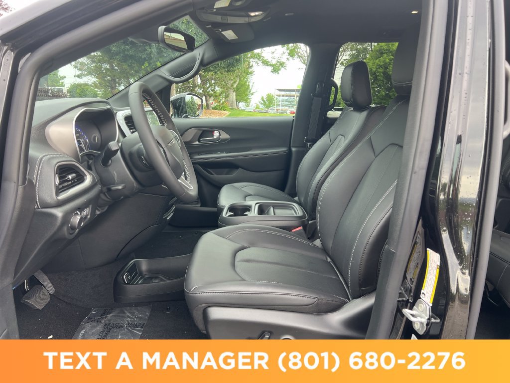 New 2027 Chrysler Pacifica Select w/ Family Tech Group AWD/4WD image 9