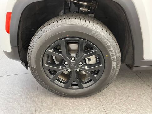 Certified 2023 Jeep Grand Cherokee Limited AWD/4WD image 9