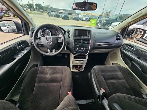 Used 2018 Dodge Grand Caravan SE w/ UConnect Hands-Free Group image 7