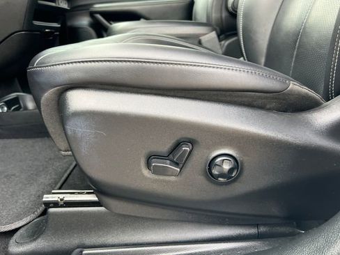 Used 2024 Chrysler Pacifica Limited FWD image 12