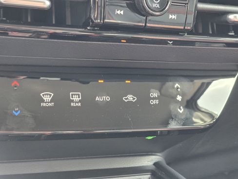 Used 2025 Nissan Kicks SR w/ Illumination Package AWD/4WD image 28