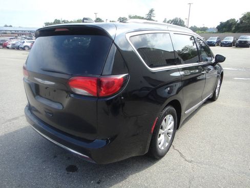 Used 2018 Chrysler Pacifica Touring-L FWD image 4