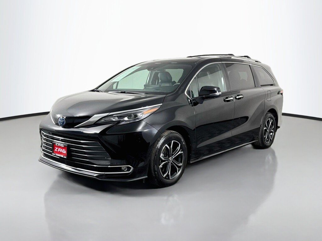 Used 2025 Toyota Sienna Platinum AWD/4WD image 1