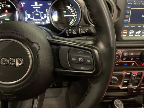 Used 2023 Jeep Wrangler Unlimited w/ Sun & Screen Package image 27