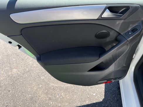 Used 2010 Volkswagen Golf 4-Door FWD image 28