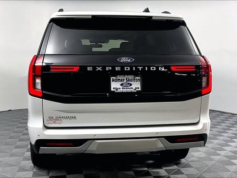 Used 2025 Ford Expedition Platinum w/ Driver's Package AWD/4WD image 4