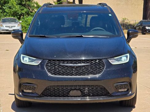 Used 2025 Chrysler Pacifica Limited FWD image 2