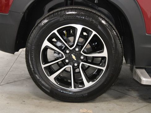 Used 2025 Chevrolet TrailBlazer LT w/ LT Cold Weather Package FWD image 14