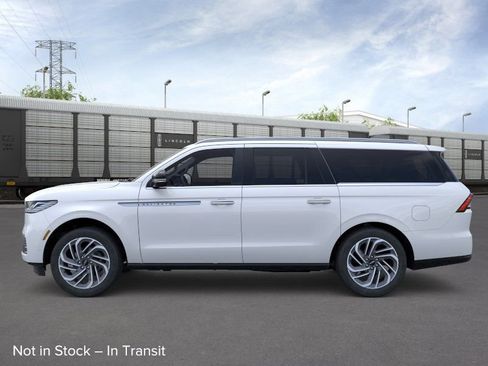 New 2026 Lincoln Navigator L Reserve AWD/4WD image 3