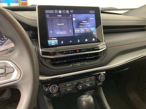 Used 2025 Jeep Compass Trailhawk AWD/4WD image 2