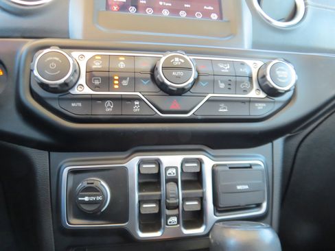 Used 2020 Jeep Gladiator Overland w/ LED Lighting Group image 21