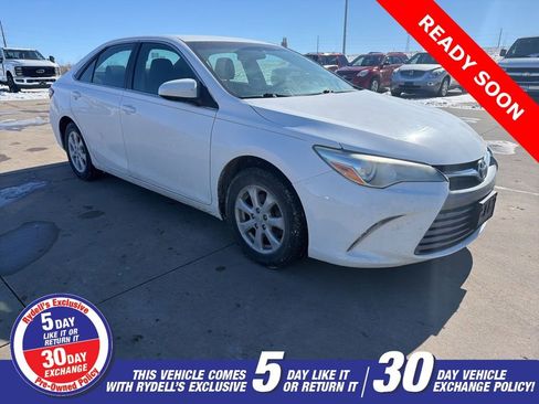 Used 2015 Toyota Camry LE image 1