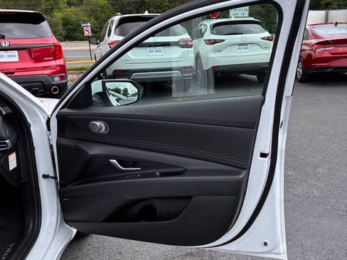 Used 2025 Hyundai Elantra Limited FWD image 20