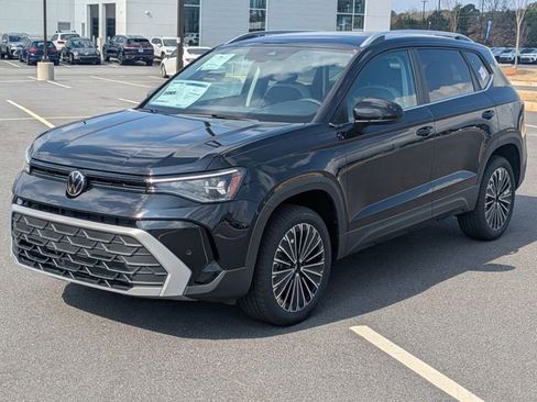 New 2026 Volkswagen Taos SE image 8