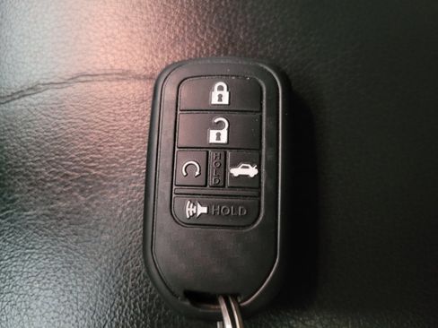 Used 2017 Honda Pilot Touring image 32