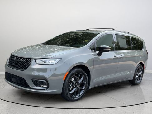 Used 2025 Chrysler Pacifica Limited FWD image 5