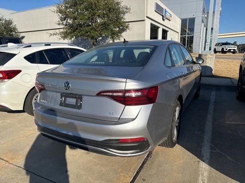 Used 2024 Volkswagen Jetta SE image 3