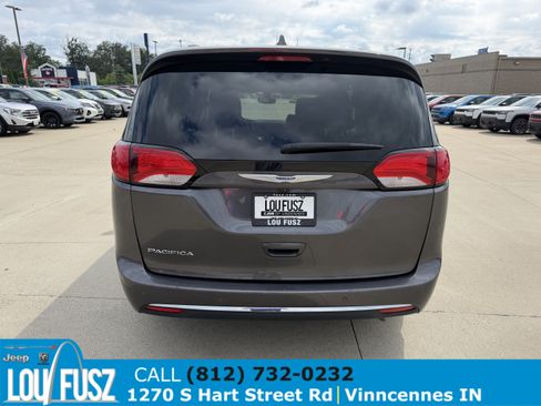 Used 2018 Chrysler Pacifica Touring-L FWD image 6