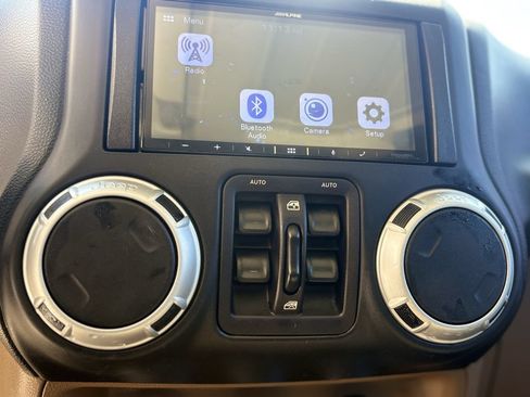 Used 2014 Jeep Wrangler Unlimited Sahara w/ Connectivity Group AWD/4WD image 11