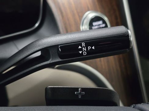 Used 2025 Mercedes-Benz GLC 300 4MATIC image 32