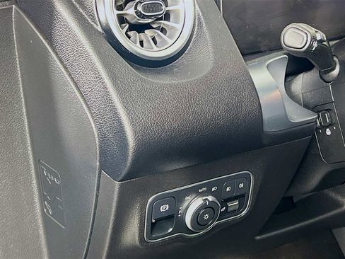 Used 2023 Mercedes-Benz GLB 250 4MATIC image 10