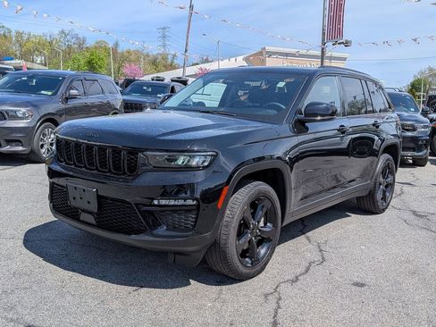 Used 2023 Jeep Grand Cherokee Limited w/ Black Appearance Package AWD/4WD image 1