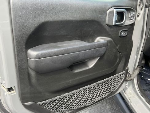 Used 2023 Jeep Wrangler Unlimited Rubicon w/ Cold Weather Group AWD/4WD image 11