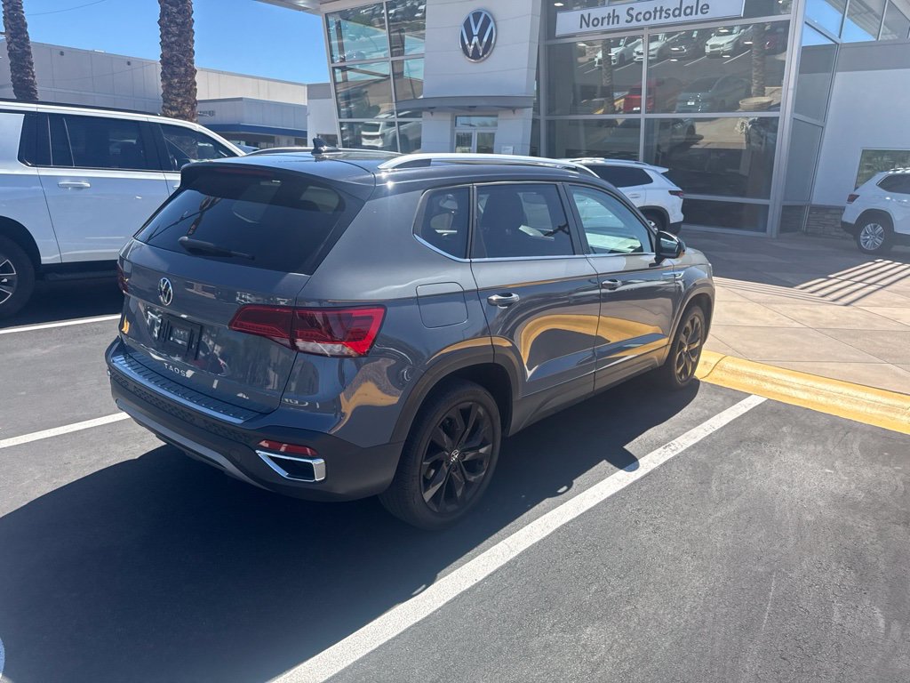 Used 2023 Volkswagen Taos SE w/ Panoramic Sunroof Package FWD image 4