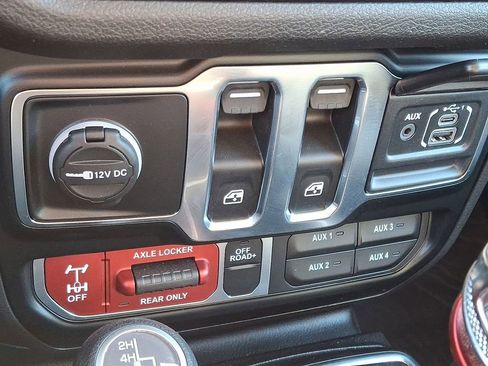 Used 2024 Jeep Wrangler Willys image 25