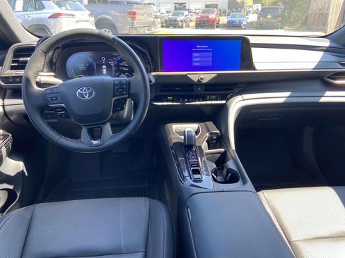 Used 2025 Toyota Crown Signia AWD/4WD image 11