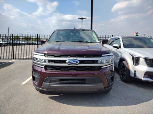 Used 2024 Ford Expedition Max XLT image 2