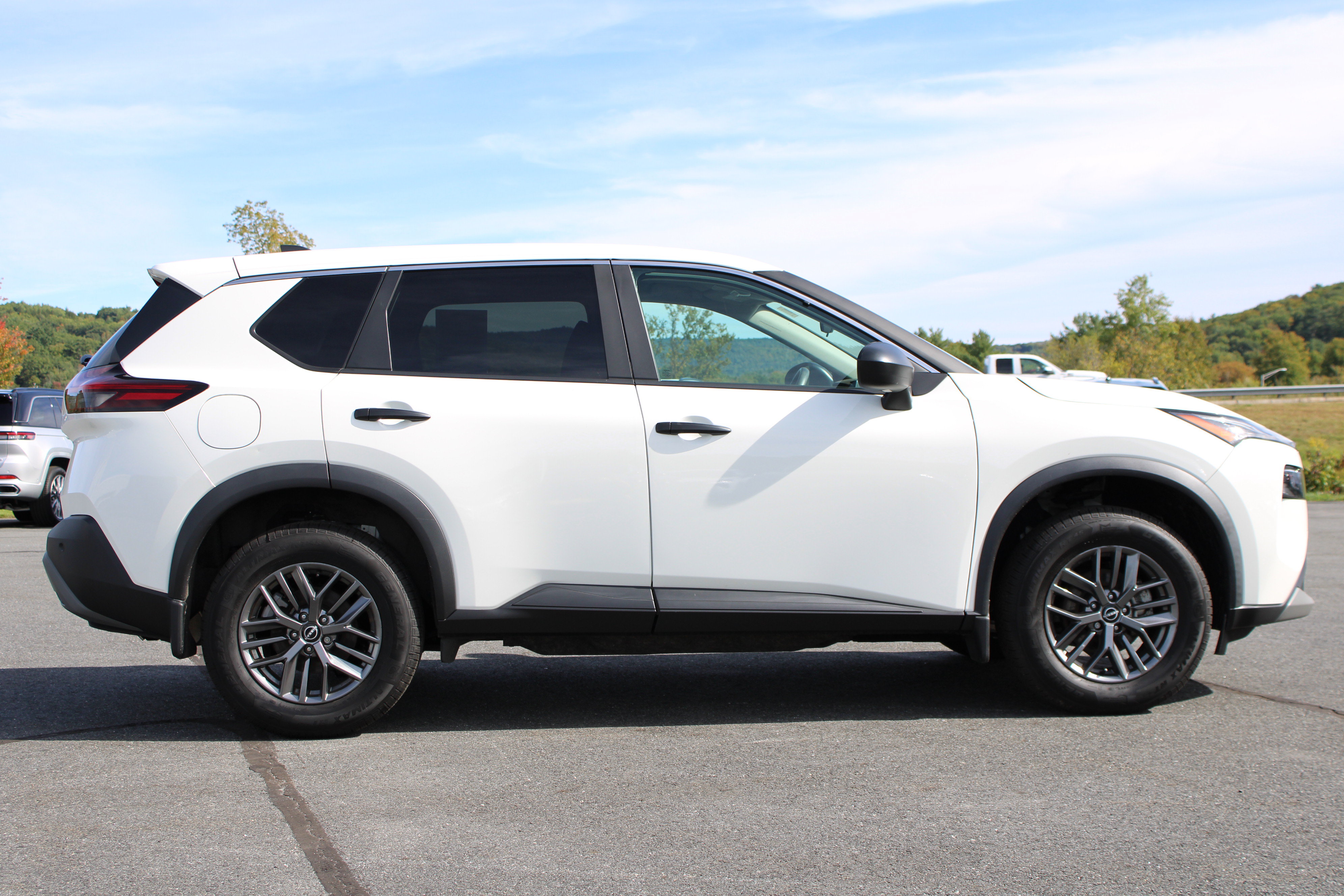 Used 2023 Nissan Rogue S AWD/4WD image 5